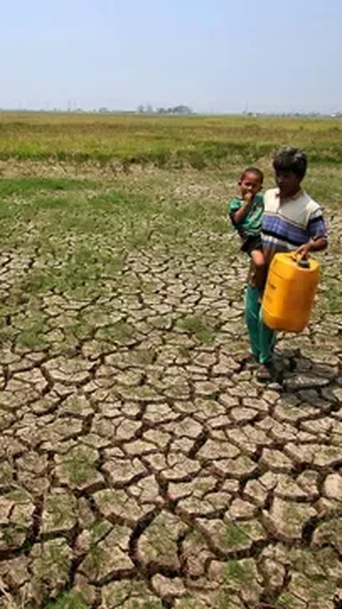 Musim kemarau panjang yang tak kunjung usai membuat krisis air di beberapa daerah di Jateng bertambah parah. 