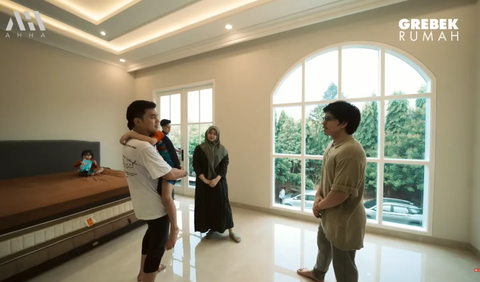 Aldi Taher kemudian menunjukan kamar pribadi bersama sang istri. Kamarnya tampak cukup luas.<br>