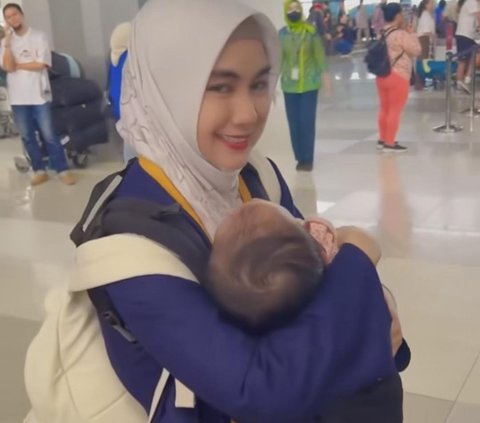 Potret Anisa Rahma Ajak Si Kembar Cantik Umrah Pertama Kalinya: Siap dengan Keheboohan Nanti