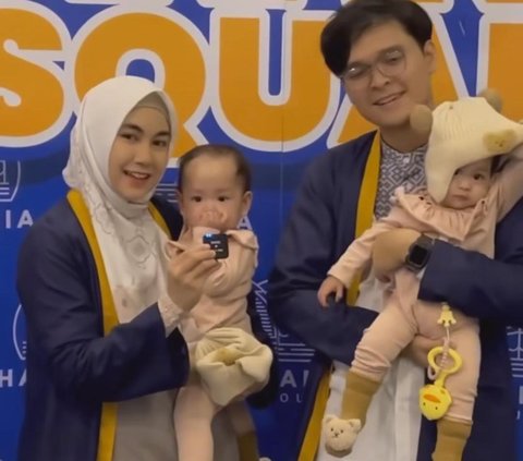 Potret Anisa Rahma Ajak Si Kembar Cantik Umrah Pertama Kalinya: Siap dengan Keheboohan Nanti