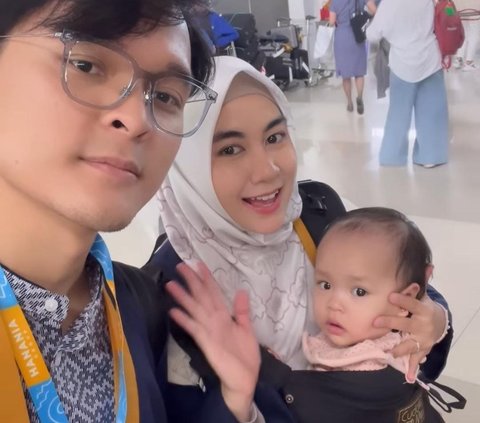 Potret Anisa Rahma Ajak Si Kembar Cantik Umrah Pertama Kalinya: Siap dengan Keheboohan Nanti