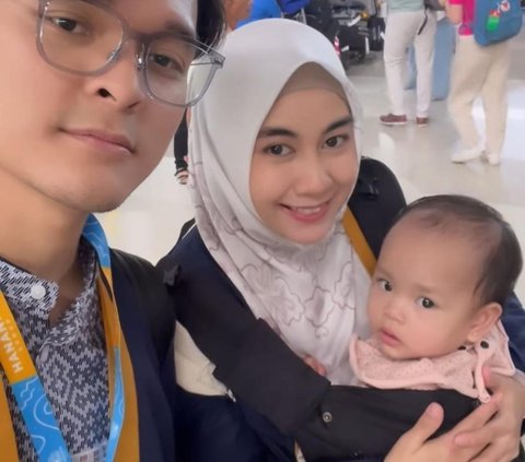 Potret Anisa Rahma Ajak Si Kembar Cantik Umrah Pertama Kalinya: Siap dengan Keheboohan Nanti