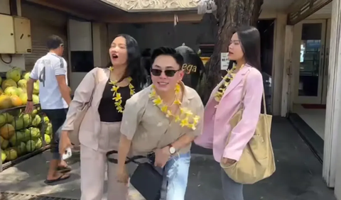 Melly Lee mengabadikan momen perjalananya ke Bali bersama Lovely dan Kier King. Ketiganya berangkat dari Jakarta menuju Bali dengan menggunakan pesawat.<br>