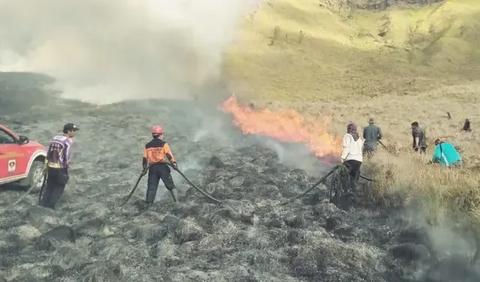 "Akses hanya dibuka untuk masyarakat Desa Ranupani, Kabupaten Lumajang dan masyarakat Desa Ngadas, Kabupaten Malang," 