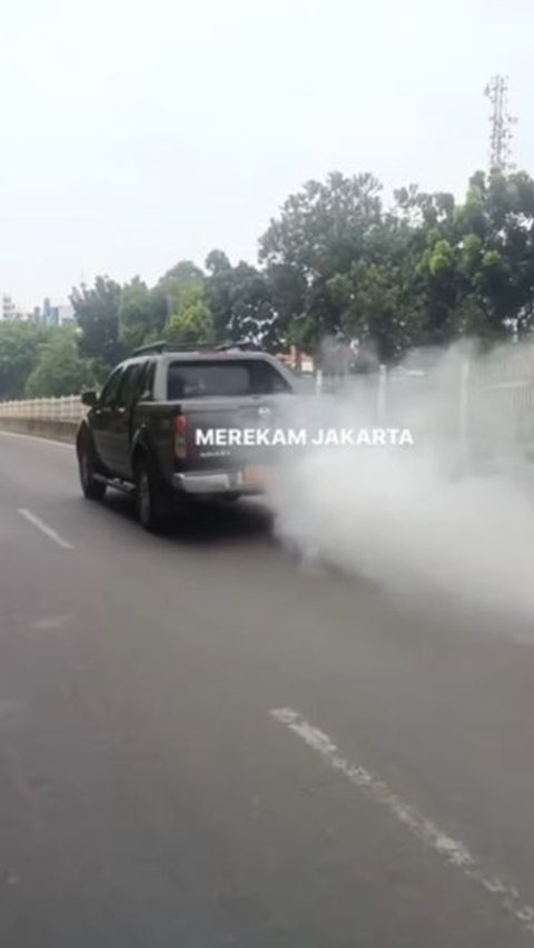 Viral! Video Mobil Pelat Merah Keluarkan Asap Putih Pekat dari Knalpot, Polisi: Punya Pemprov DKI