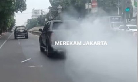 Viral! Video Mobil Pelat Merah Keluarkan Asap Putih Pekat dari Knalpot, Polisi: Punya Pemprov DKI