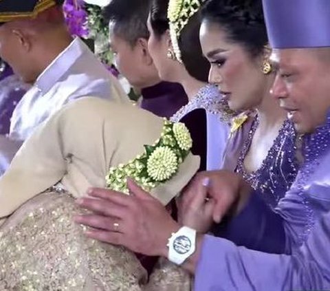 Momen Haru Aurel Hermansyah Sungkem dengan Raul Lemos, Dicium Kening Hingga Dibantu Berdiri