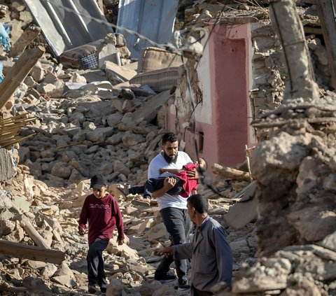 Heartbreaking Story of Lahcen Bowing in the Corner of the Pharmacy with Dazed Eyes, His Wife and 4 Children Buried in the Rubble of the Morocco Earthquake