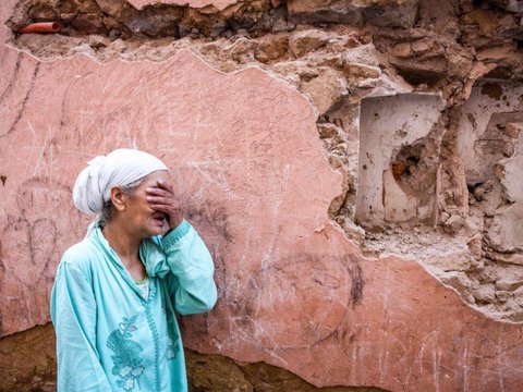 Heartbreaking Story of Lahcen Bowing in the Corner of the Pharmacy with Dazed Eyes, His Wife and 4 Children Buried in the Rubble of the Morocco Earthquake