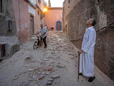 Heartbreaking Story of Lahcen Bowing in the Corner of the Pharmacy with Dazed Eyes, His Wife and 4 Children Buried in the Rubble of the Morocco Earthquake