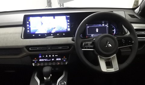 Akhirnya giliran saya tiba. Menjajal Mitsubishi XForce pertama di dunia. Pertama, saya suka dashboard dan cluster meter-nya. Berkualitas dan tampak premium, terutama tampilan panel dengan layar 12,3 inci.