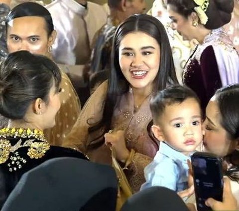 Sudah Akrab dengan Keluarga Thariq Halilintar, Intip Sederet Potret Aaliyah Massaid Saat Hadiri Acara 7 Bulanan Anak Ke-2 Aurel Hermansyah