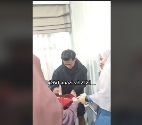 Sebuah video yang diunggah akun TikTok @arhanazizah2121_ beberapa waktu lalu merekam saat pasangan Pratama Arhan dan Azizah Salsha (Zize) baru saja mendarat di Indonesia.