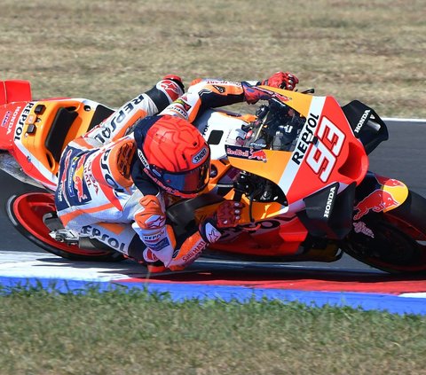 Dia berhasil memenuhi targetnya musim ini dalam main race MotoGP San Marino di Sirkuit Misano, Minggu (10/9/2023). <br><br>Untuk pertama kalinya pada 2023, rider Repsol Honda ini berhasil finis ketujuh di main race, usai secara mengejutkan memilih pakai ban belakang lunak.<br>