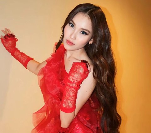 Ayu Ting Ting's Outfit Portrait at the Viral Airport, Mistaken for a Korean Idol