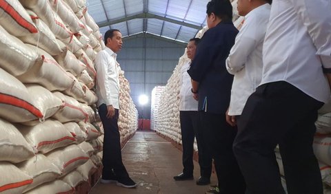 Oleh sebab itu, kata Jokowi, pemerintah memulai pemberian bantuan pangan beras ke masyarakat mencapai 210.000 ton melalui Bulog agar masyarakat tidak terdampak dari kenaikan harga beras. <br>
