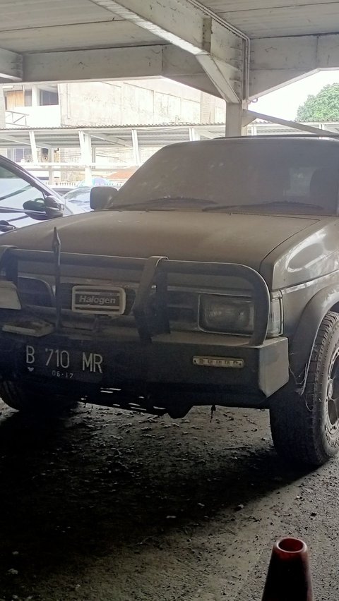 Penuh Debu dan Sarang Laba-Laba, Ini Potret Mobil Terparkir di Stasiun Bogor sudah 5 Tahun Lalu, Pemiliknya Misterius<br>