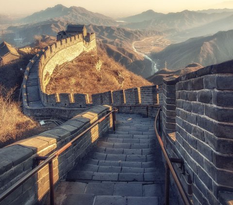 Creating a Shortcut to Home, 2 Residents Recklessly Damage the Great Wall of China