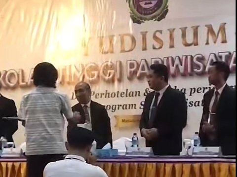 Sang Istri Meninggal Usai Melahirkan, Suami Ini Tegar dan Bangga Gantikan Yudisium Kuliah