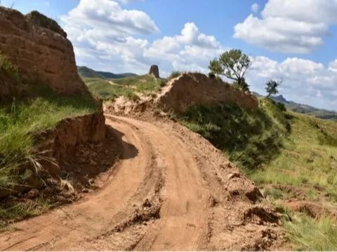 Creating a Shortcut to Home, 2 Residents Recklessly Damage the Great Wall of China