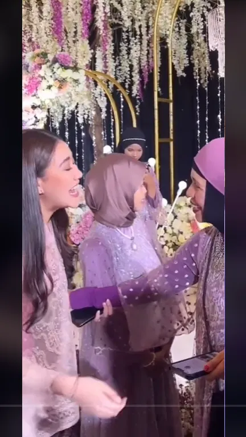 Di acara tersebut, Aaliyah Massaid tampil mengenakan kebaya pink. 