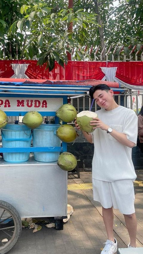Makin Melokal, Beikut Beberapa Potret Kier King yang Senang Menikmati Makanan di Pinggir Jalan
