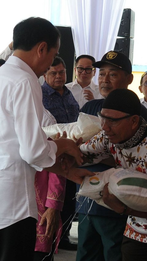 Pada acara tersebut, Jokowi memberikan langsung bantuan beras Bulog kepada warga yang membutuhkan.