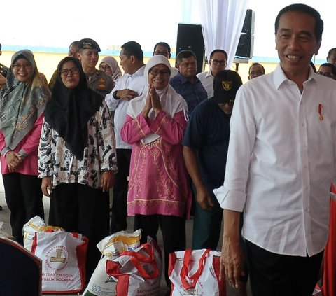 Hal tersebut disampaikan Presiden Jokowi saat meninjau dan pemberian bantuan sosial di gudang Perum Bulog di Dramaga, Kabupaten Bogor, Jawa Barat.