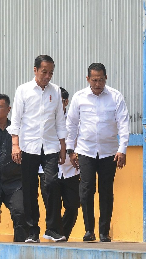 Oleh sebab itu, kata Jokowi, pemerintah memulai pemberian bantuan pangan beras ke masyarakat mencapai 210.000 ton.