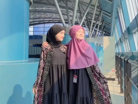 Berangkat Umrah ke Tanah Suci, ini Potret Fuji Tampil Berhijab Bikin Pangling