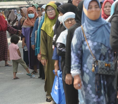 Bantuan pangan cadangan tahap kedua berupa beras 10 kilogram mulai disalurkan kepada warga masyarakat yang membutuhkan di Gudang Bulog, Jakarta, Senin (11/9/2023)