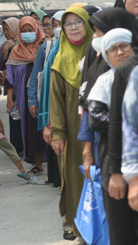 FOTO: Antrean Tertib Warga untuk Mendapatkan Bantuan Pangan 10 Kg Beras di Gudang Bulog