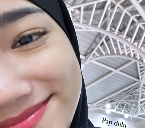 Berangkat Umrah ke Tanah Suci, ini Potret Fuji Tampil Berhijab Bikin Pangling