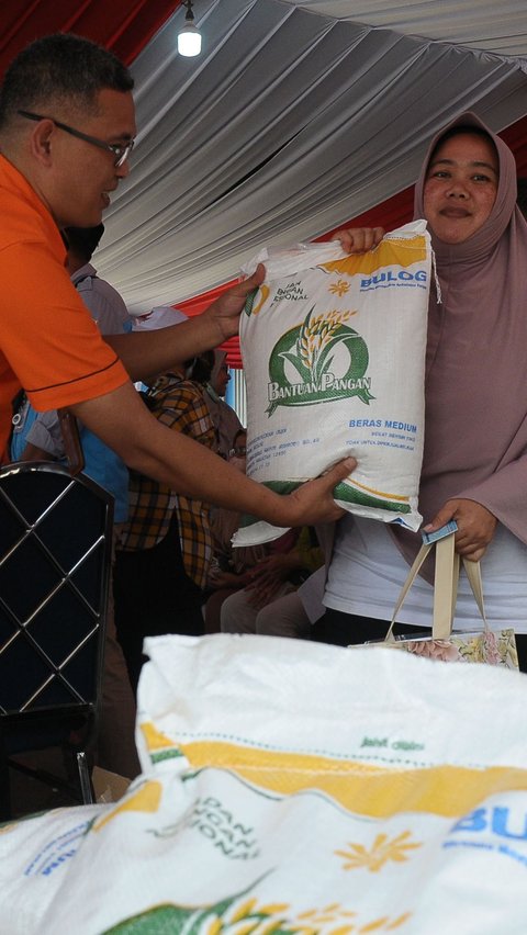 Bantuan beras ini berasal dari cadangan beras pemerintah (CBP) di gudang Bulog, yang diharapkan bisa menekan inflasi beras di dalam negeri serta fenomena alam El Nino.