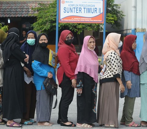 Tampak warga mengantre menunggu giliran pemanggilan untuk menerima Bantuan Pangan Cadangan Beras Pemerintah di Gudang Bulog, Jakarta, Senin (11/9/2023).