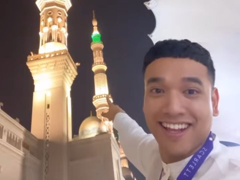 Berangkat Umrah ke Tanah Suci, ini Potret Fuji Tampil Berhijab Bikin Pangling