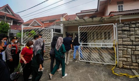 Kematian mereka baru diketahui warga setempat setelah kurang lebih satu bulan. Penemuan jasad Ibu dan anak ini mengundang banyak tanda tanya. 