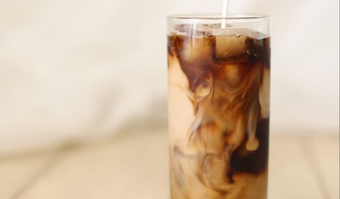 Kopi Dingin dengan Susu Segar