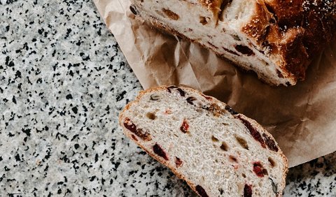 Roti Multigrain dengan Mentega dan Kayu Manis