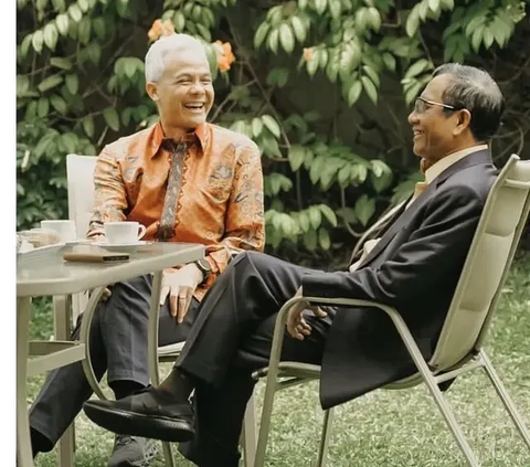 Menko Polhukam Mahfud MD mengungkapkan pertemuannya dengan bacapres PDIP Ganjar Pranowo saat ngopi bareng. Sebagai teman lama, Mahfud mengaku membahas hal-hal yang ringan saja.