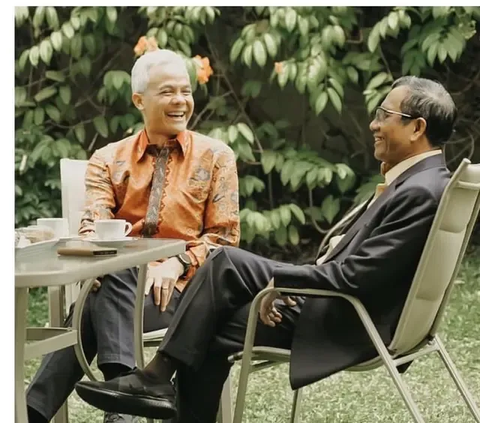 Ganjar Pranowo mengunggah momen pertemuan dengan Mahfud di akun Instagram-nya, pada Minggu (10/9) . Foto itu memperlihatkan keduanya sedang duduk berdua di sebuah halaman.