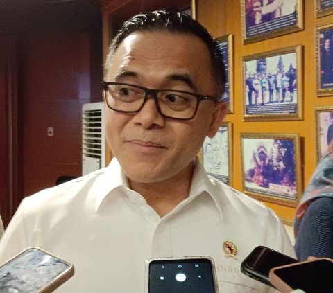 "Iya kita sudah siapkan opsi bahwa November ini akan ada kebijakan yang diambil pemerintah bersama DPR. Dan untuk mengantisipasi itu, kemarin sudah edarkan SE (Surat Edaran) ke semua kementerian lembaga," <br>