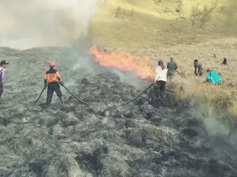 Kebakaran Gunung Bromo Akibat Foto Prewed Pakai Flare, Helikopter Siram Air Lewat Udara