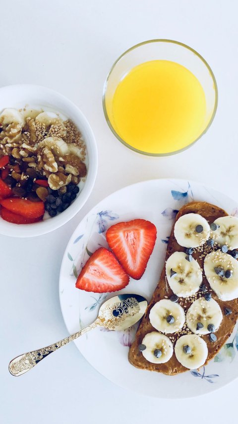 Dalam memilih sarapan, penting untuk mempertimbangkan pilihan kita dengan cermat. Pilihlah makanan yang lebih sehat dan hindari jenis makanan sarapan yang dapat memengaruhi berat badan kita secara negatif.