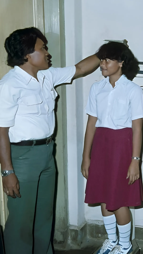 Foto Jadul Siswa SD Tahun 1980, Baju Seragam Merah-Putih tapi Wajah Kepala Sekolah<br>