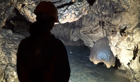 Melihat pemandangan stalaktit dan stalagmit.