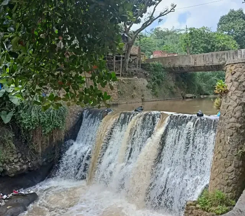 Air Sungai Cileungsi Menghitam dan Berbau Busuk, Ratusan Ikan Mati