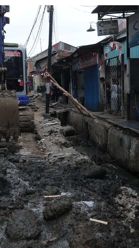 FOTO: Antisipasi Banjir, Proyek Gorong-Gorong di Rawamangun Dikebut Sebelum Masuk Musim Hujan