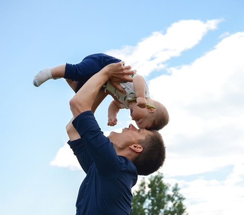 Things Fathers Can Do to Bond with Babies