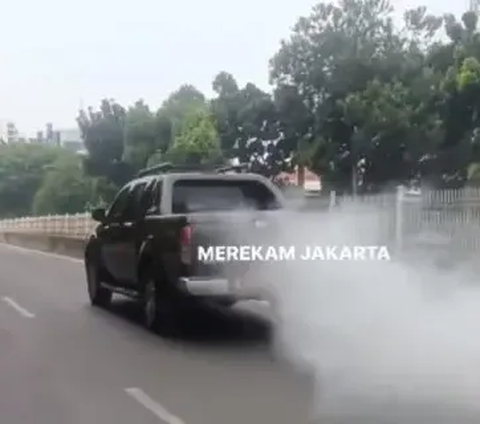 Penjabat (Pj) Gubernur DKI Jakarta Heru Budi Hartono mengungkapkan, pihaknya sudah menghukum pengendara mobil pelat merah yang mengeluarkan asap tebal. Video mobil tersebut beredar luas di media sosial.